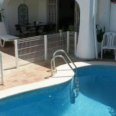 932 - Family Friendly 3 Bedroom - Gated Pool - Close To Amenities